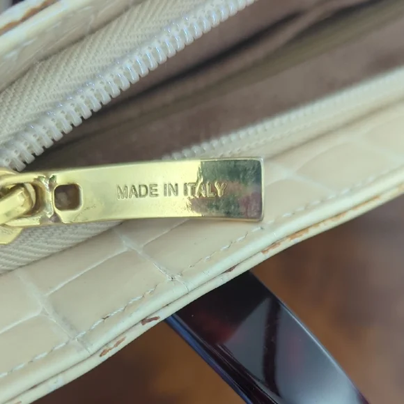 Elegant Cream Crocodile-Embossed Tote Bag - Picture 5 of 9